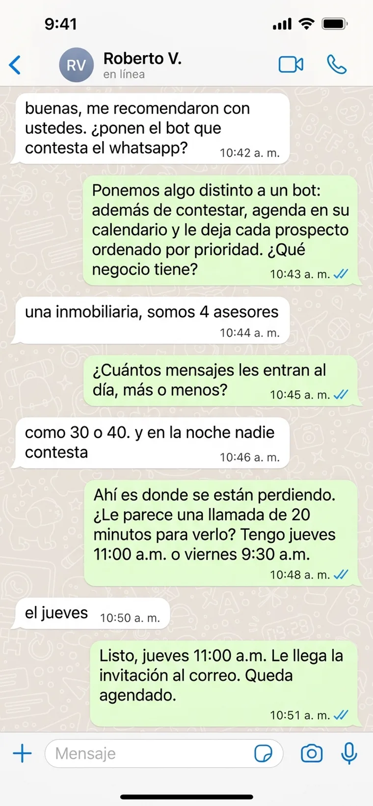 Conversación de WhatsApp: el agente corrige que no es un bot, pregunta el giro y el volumen de mensajes, y cierra una llamada agendada para el jueves a las 11:00 a.m.